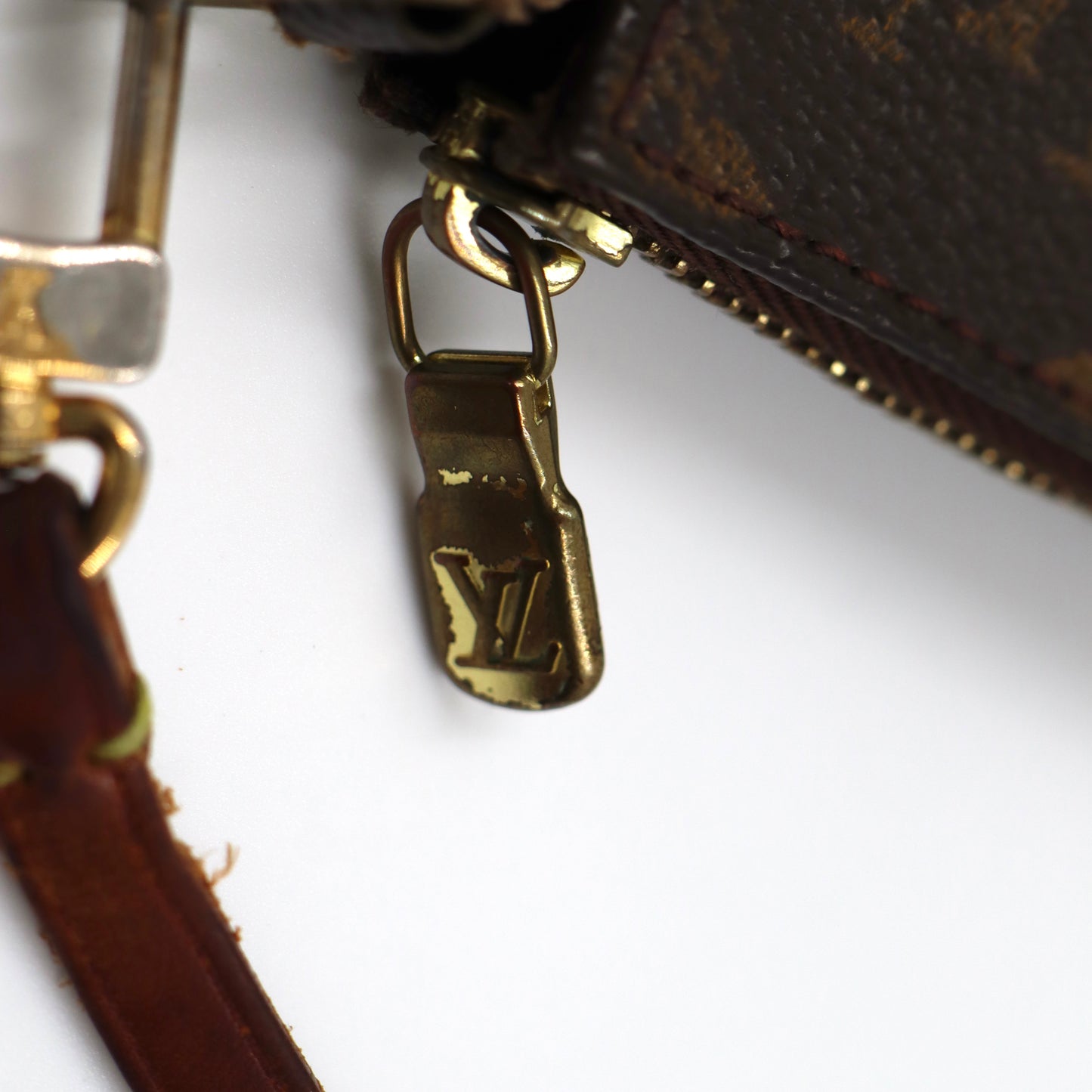 Louis Vuitton Pochette Monogram - 370