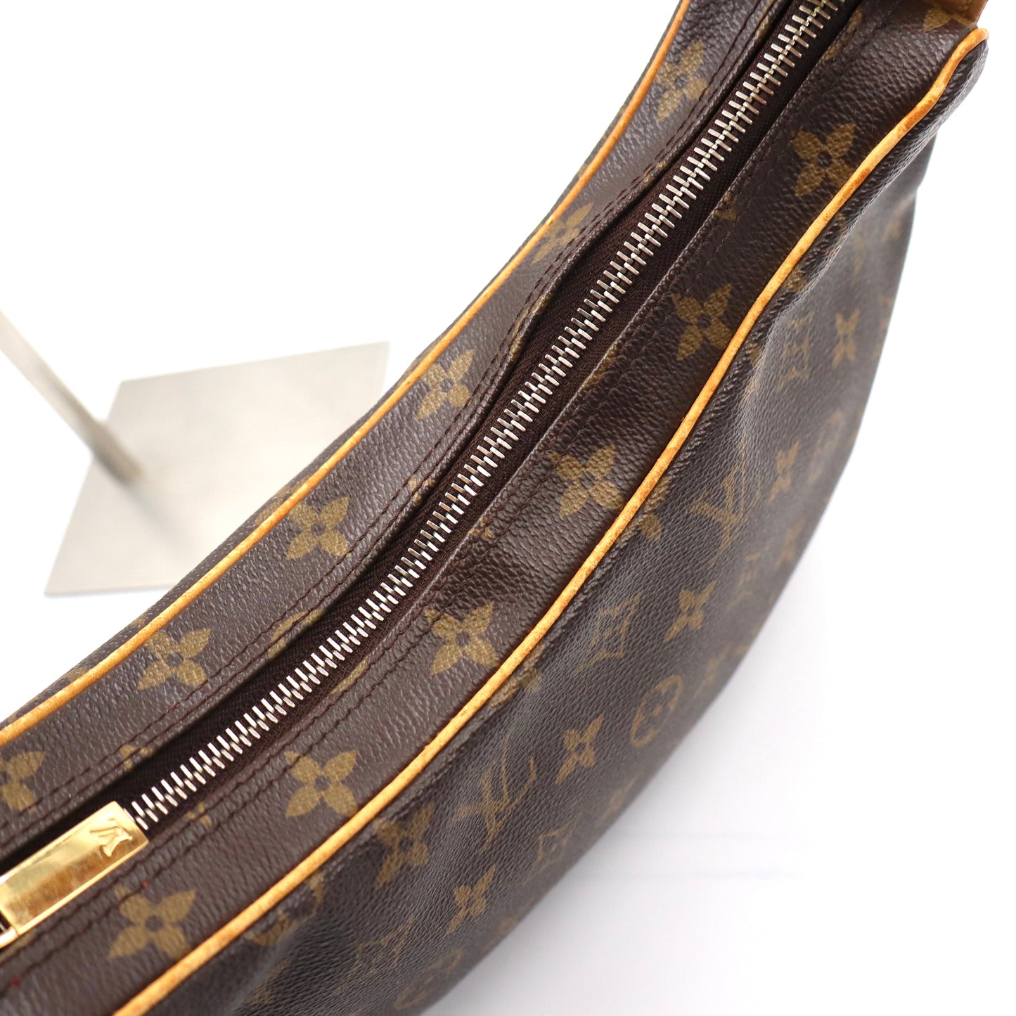 Louis Vuitton Croissant MM Monogram - 460