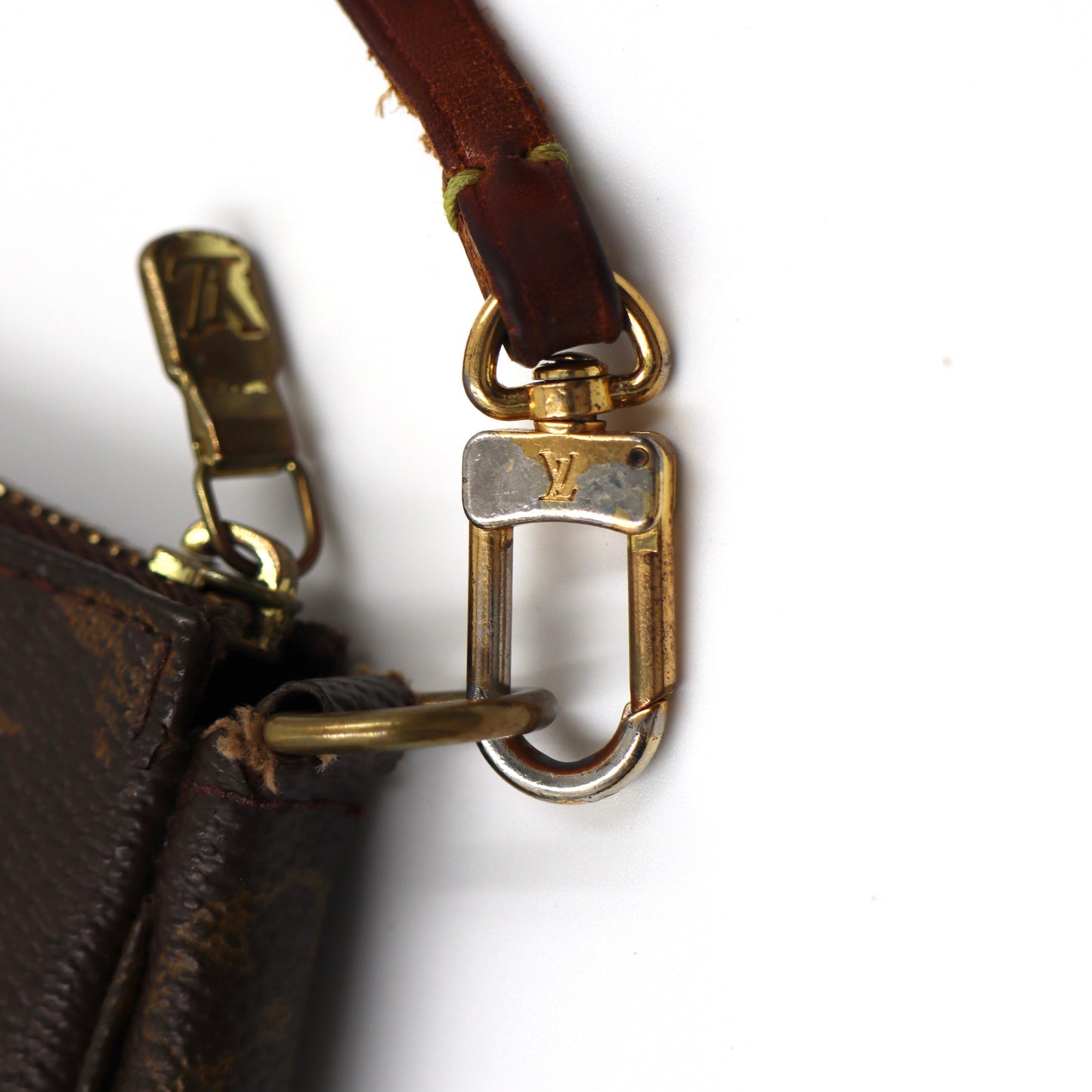 Louis Vuitton Pochette Monogram - 370