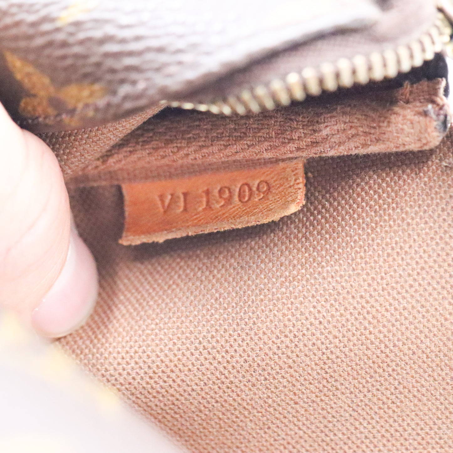 Louis Vuitton Pochette Monogram - 817