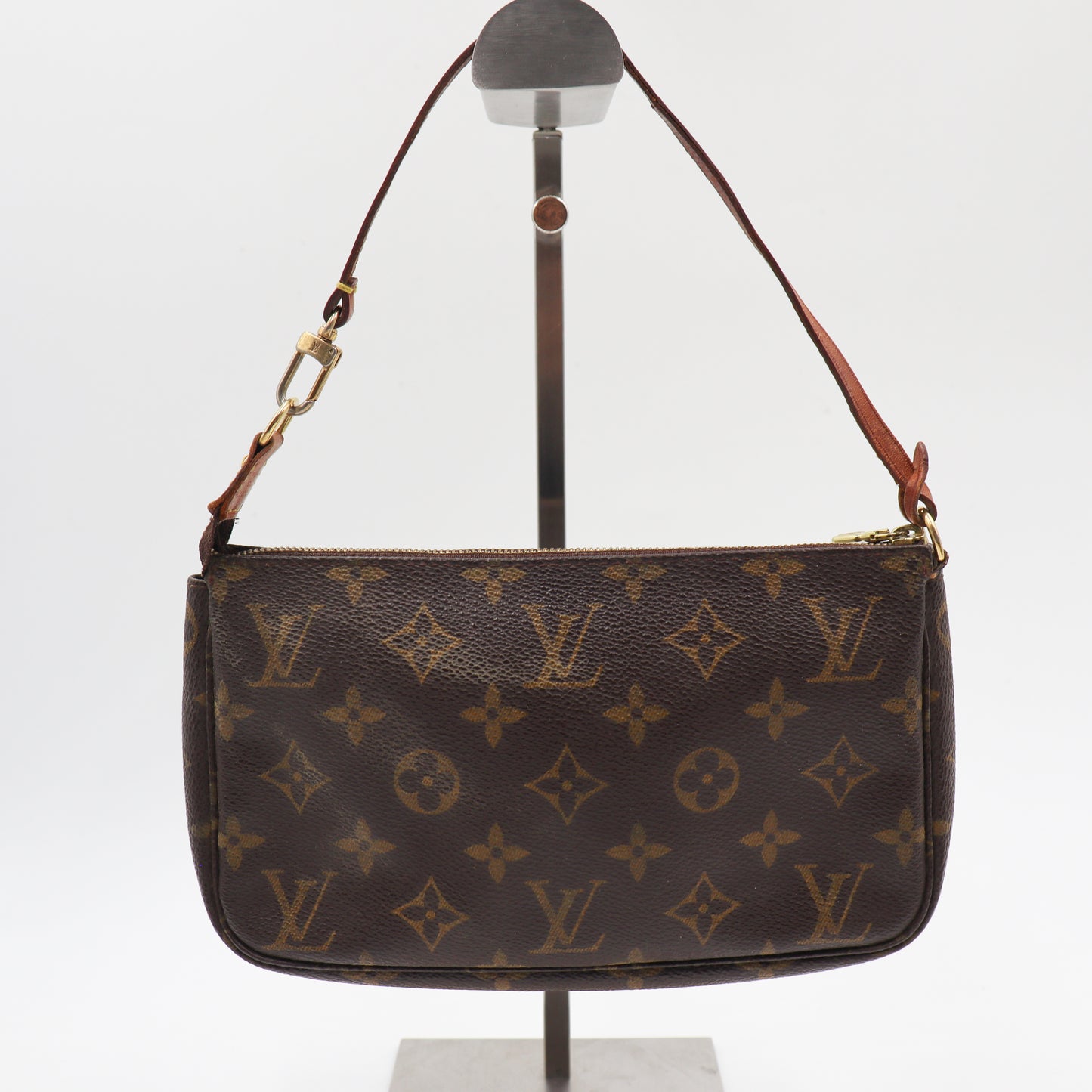 Louis Vuitton Pochette Monogram - 823