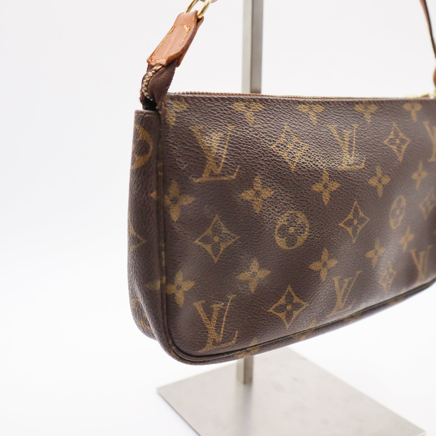 Louis Vuitton Pochette Monogram - 823