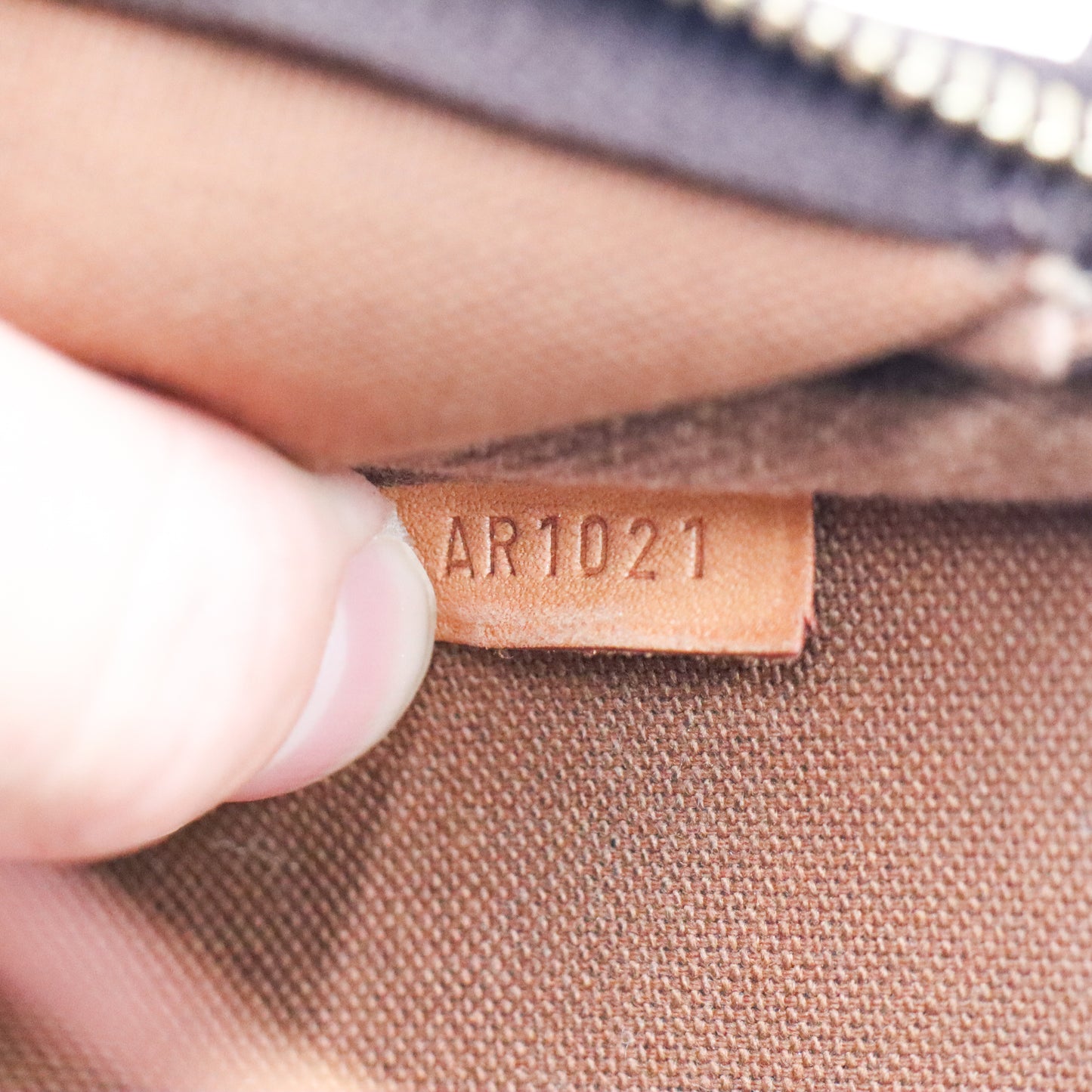 Louis Vuitton Pochette Monogram - 857