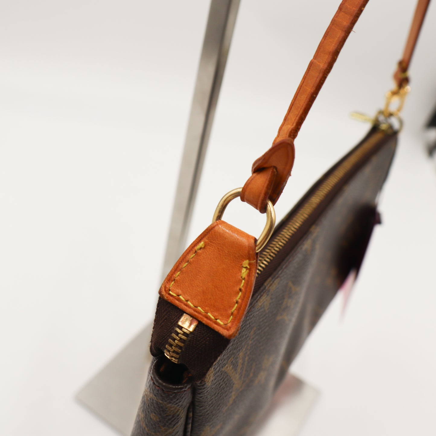 Louis Vuitton Pochette Monogram - 594