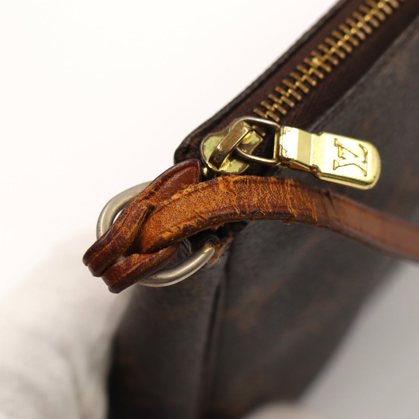 Louis Vuitton Pochette Monogram - 367