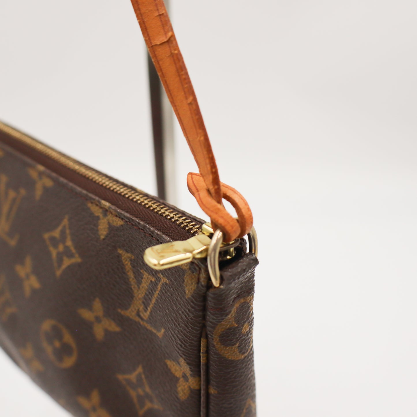 Louis Vuitton Pochette Monogram - 592