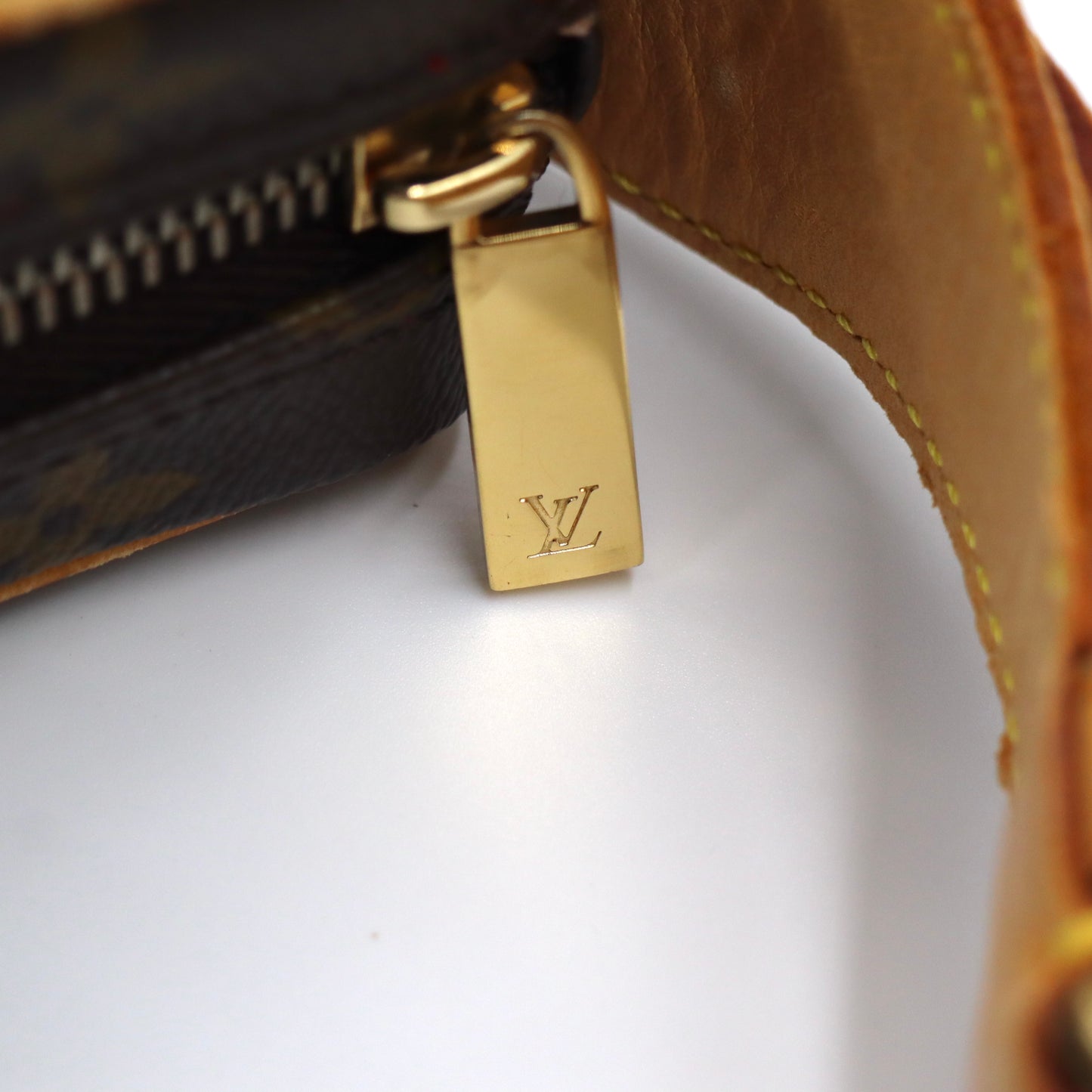 Louis Vuitton Croissant MM Monogram - 460