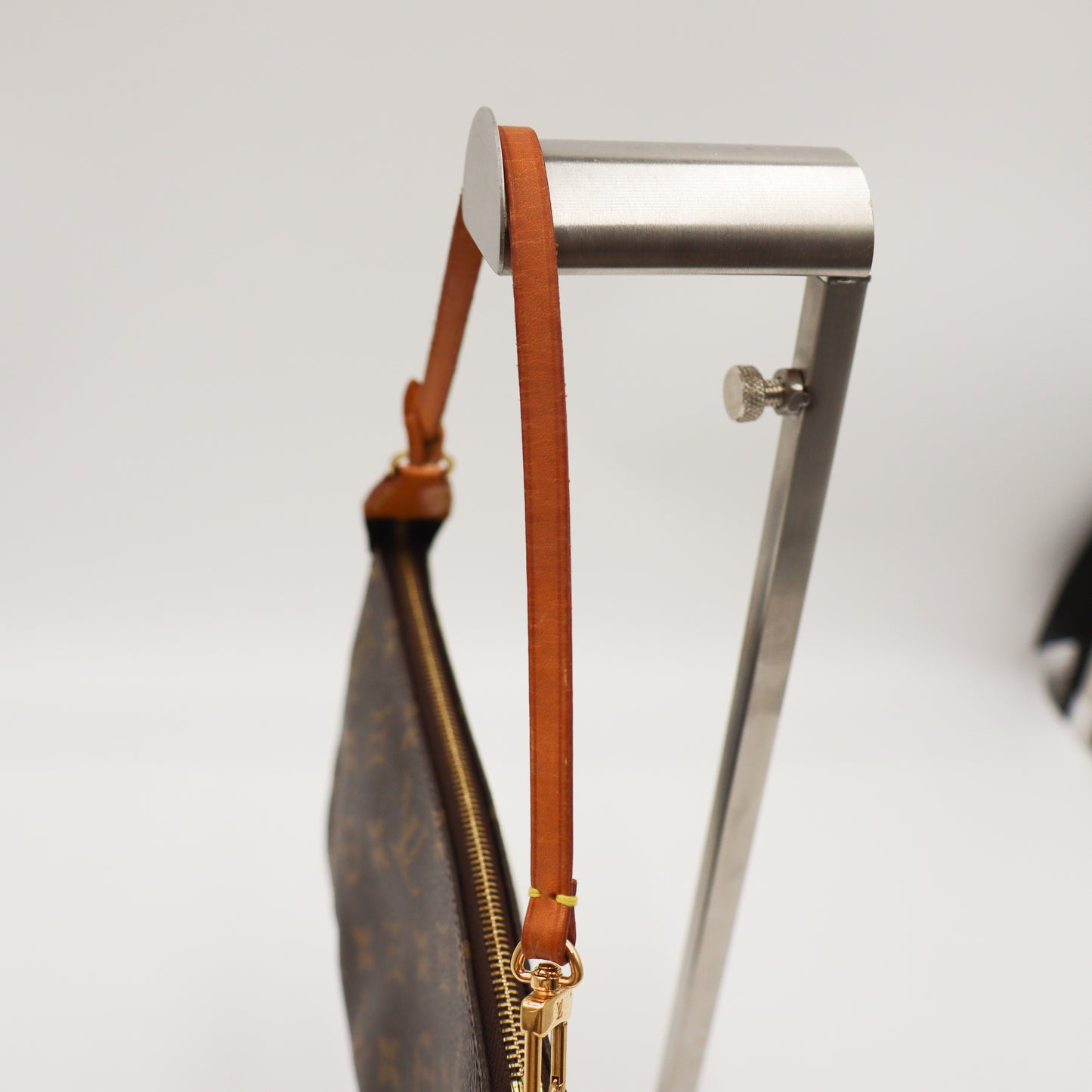 Louis Vuitton Pochette Monogram - 594