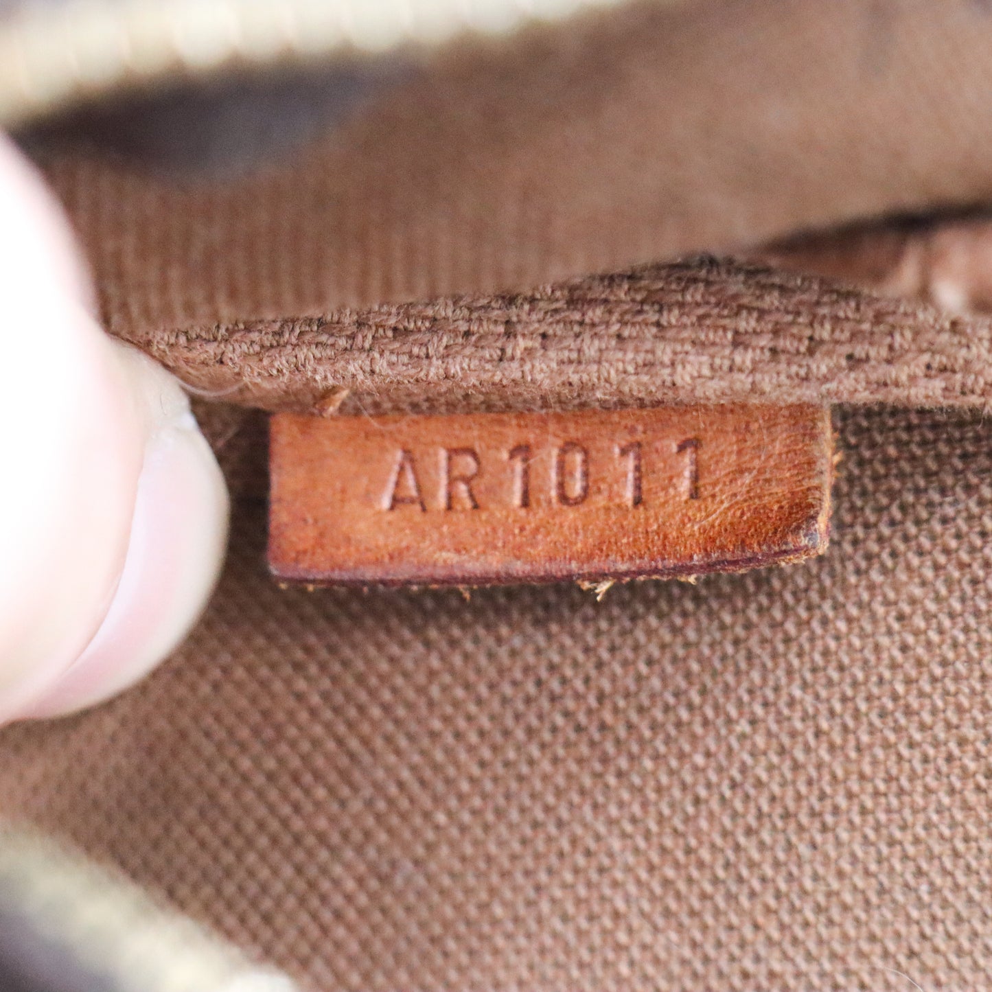 Louis Vuitton Pochette Monogram - 1028