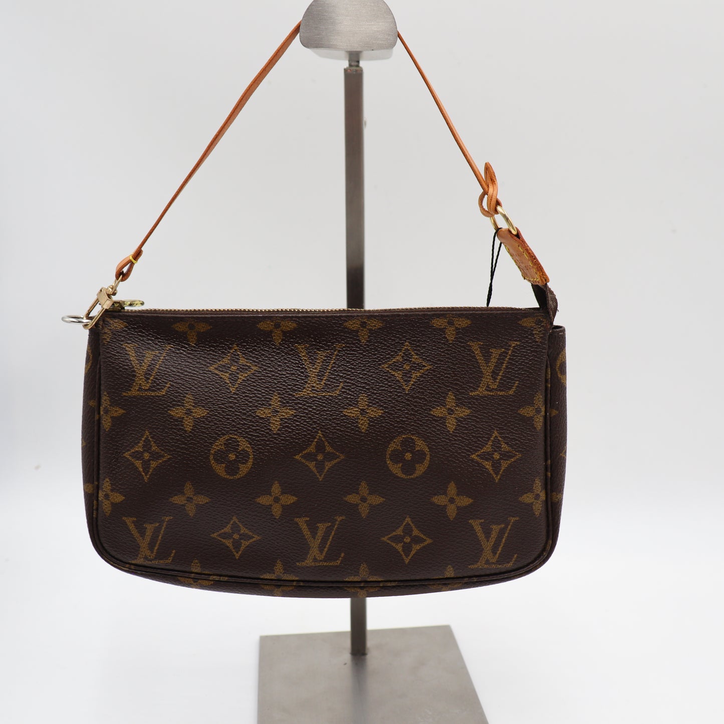 Louis Vuitton Pochette Monogram - 1028