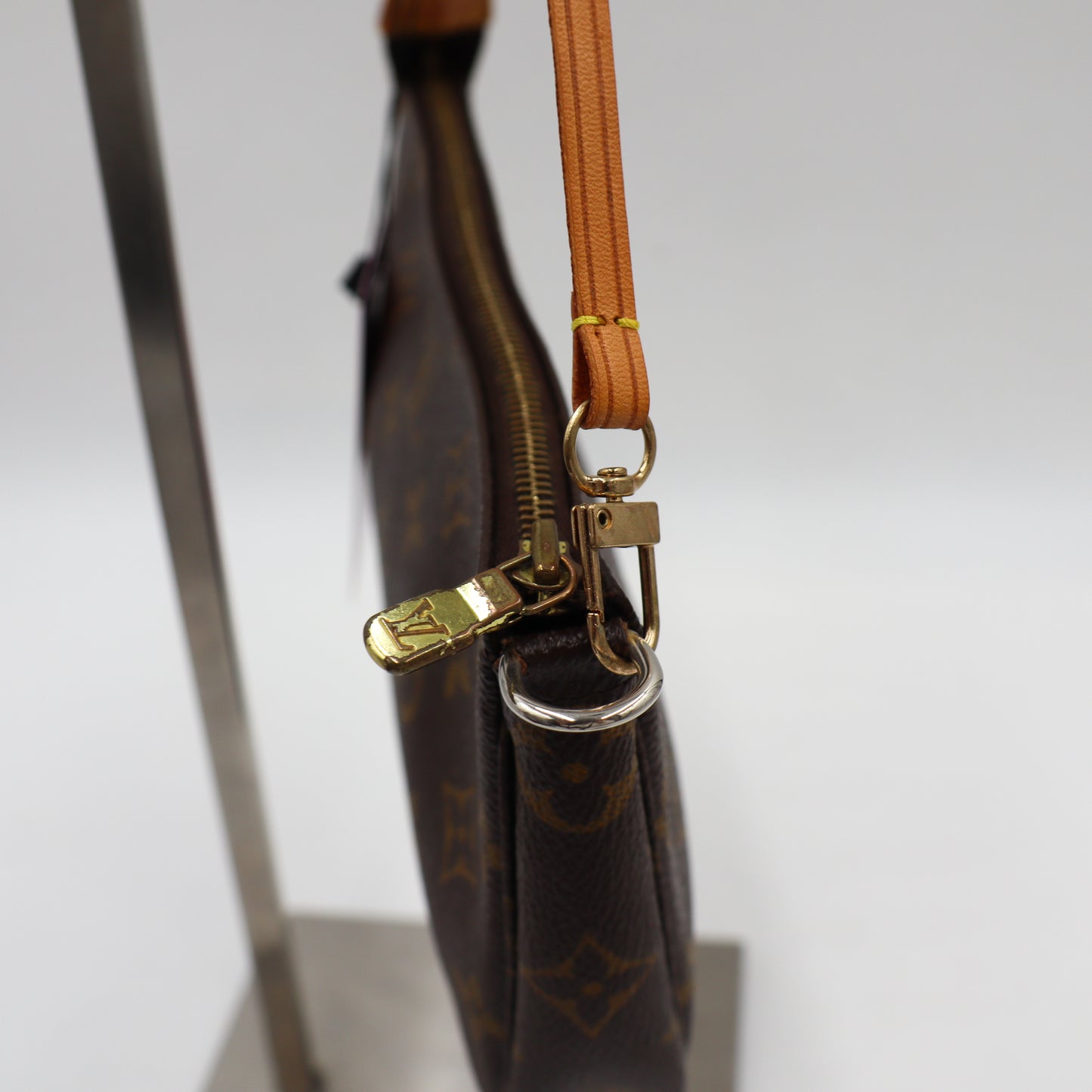 Louis Vuitton Pochette Monogram - 1028