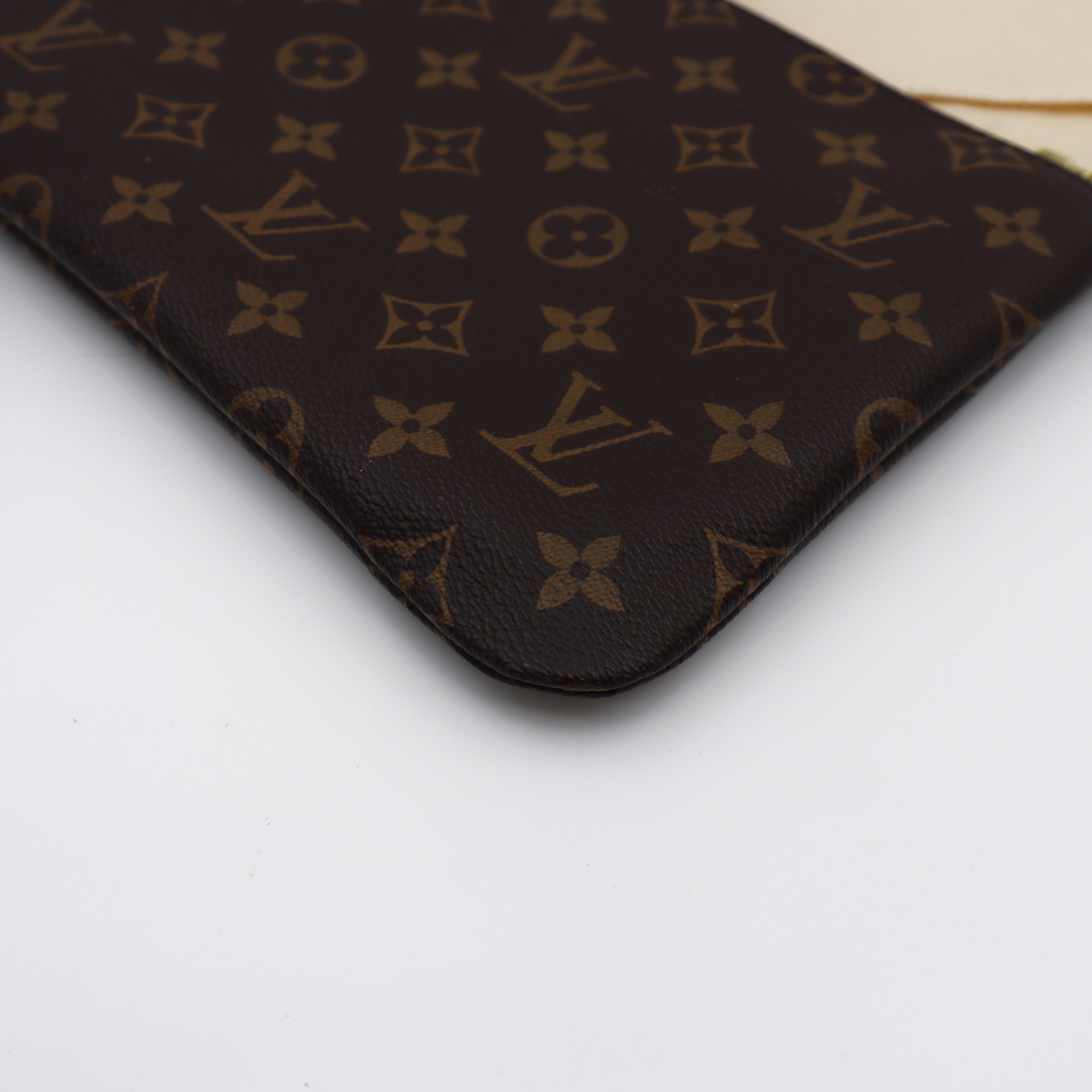 Louis Vuitton Voyage Etui Monogram - 1070