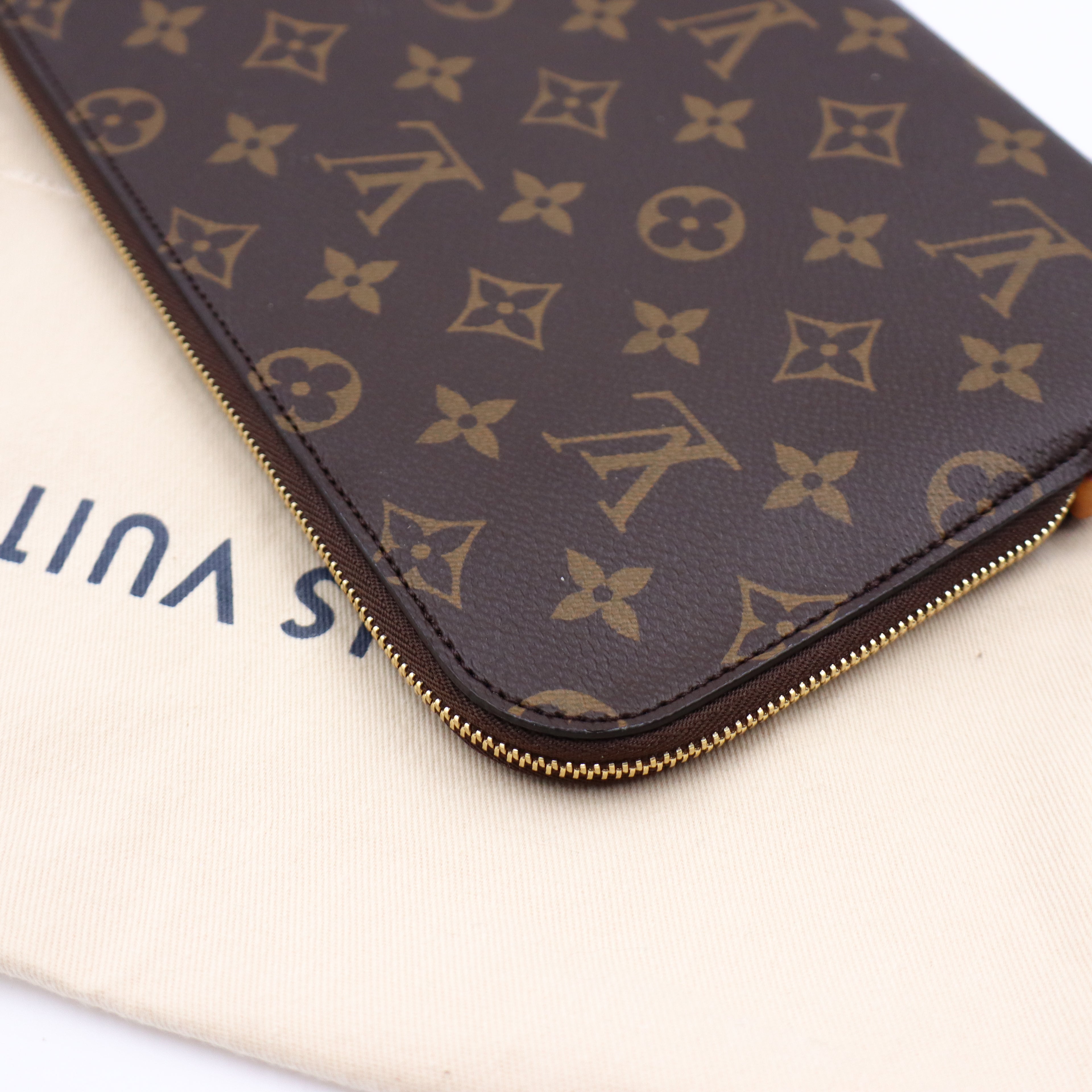 Louis Vuitton Voyage Etui Monogram - 1070