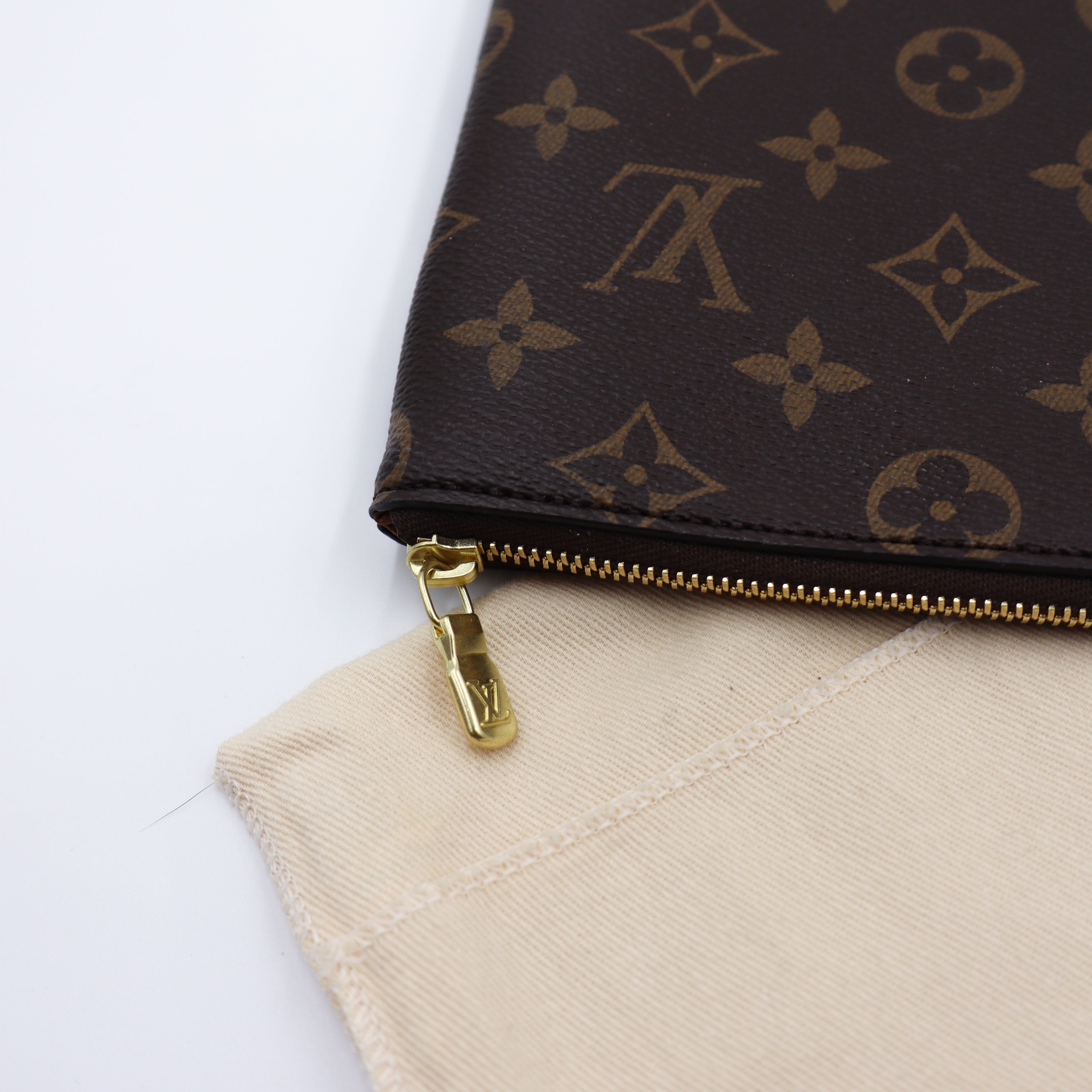 Louis Vuitton Voyage Etui Monogram - 1070