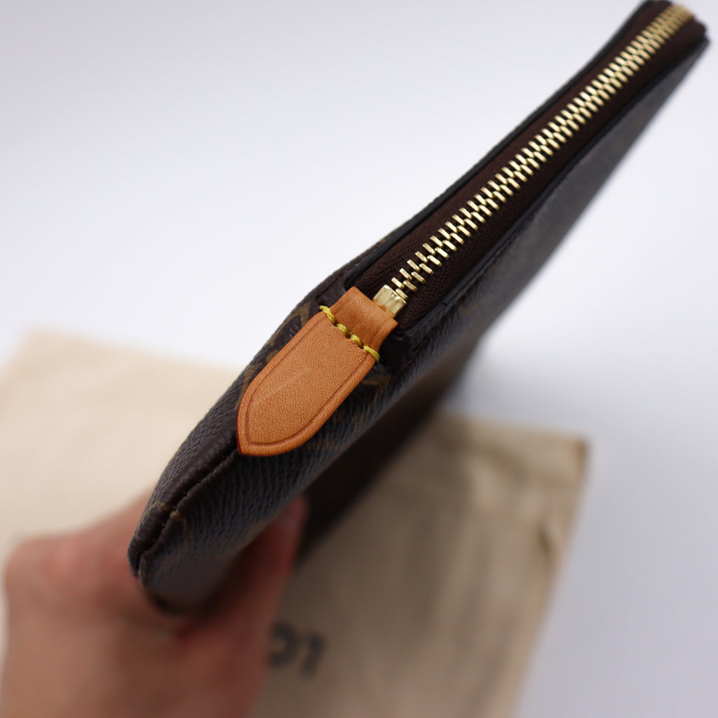 Louis Vuitton Voyage Etui Monogram - 1070