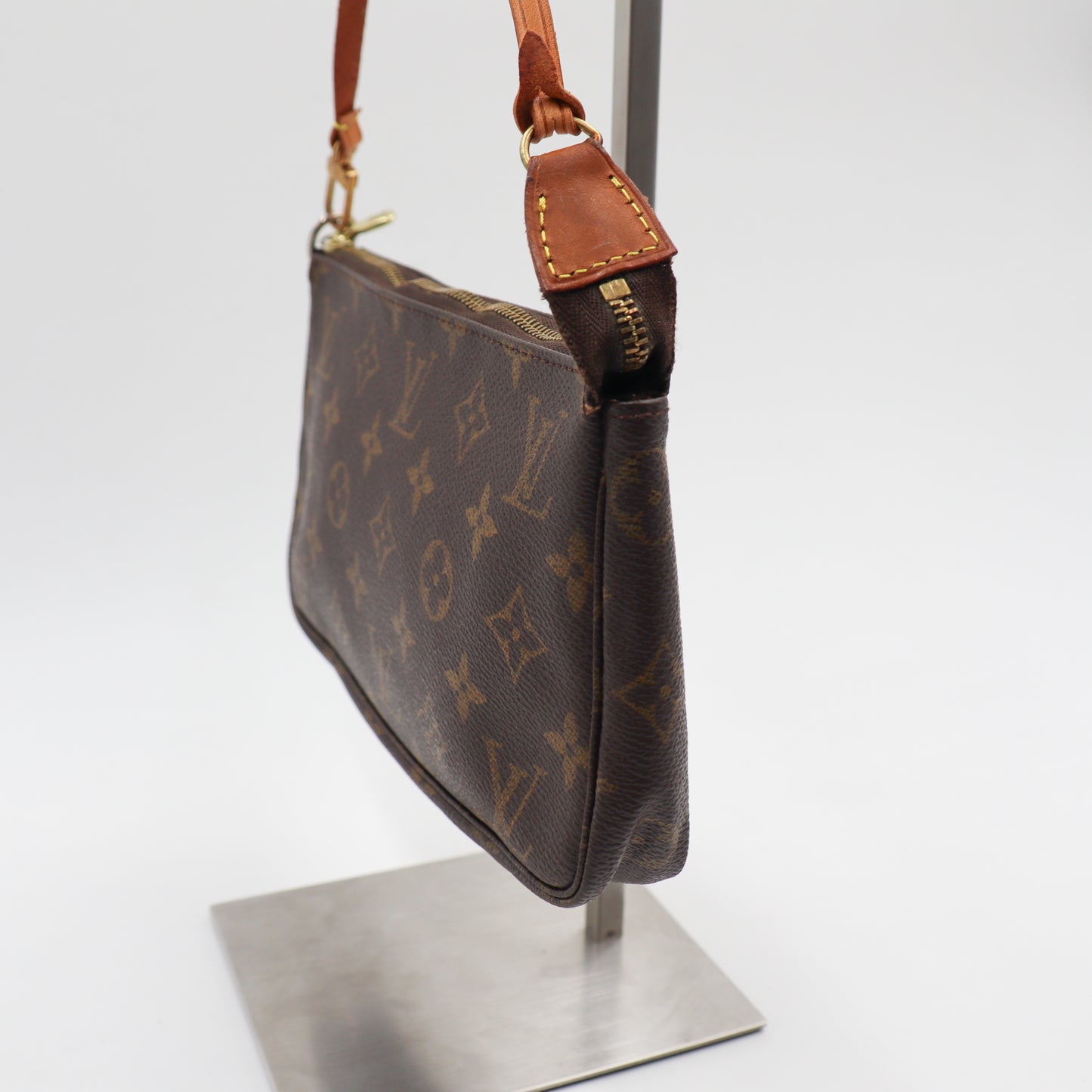 Louis Vuitton Pochette Monogram - 806