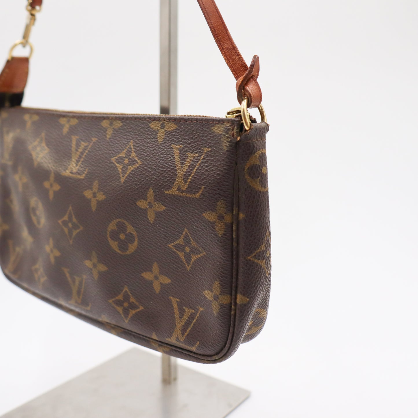 Louis Vuitton Pochette Monogram - 823
