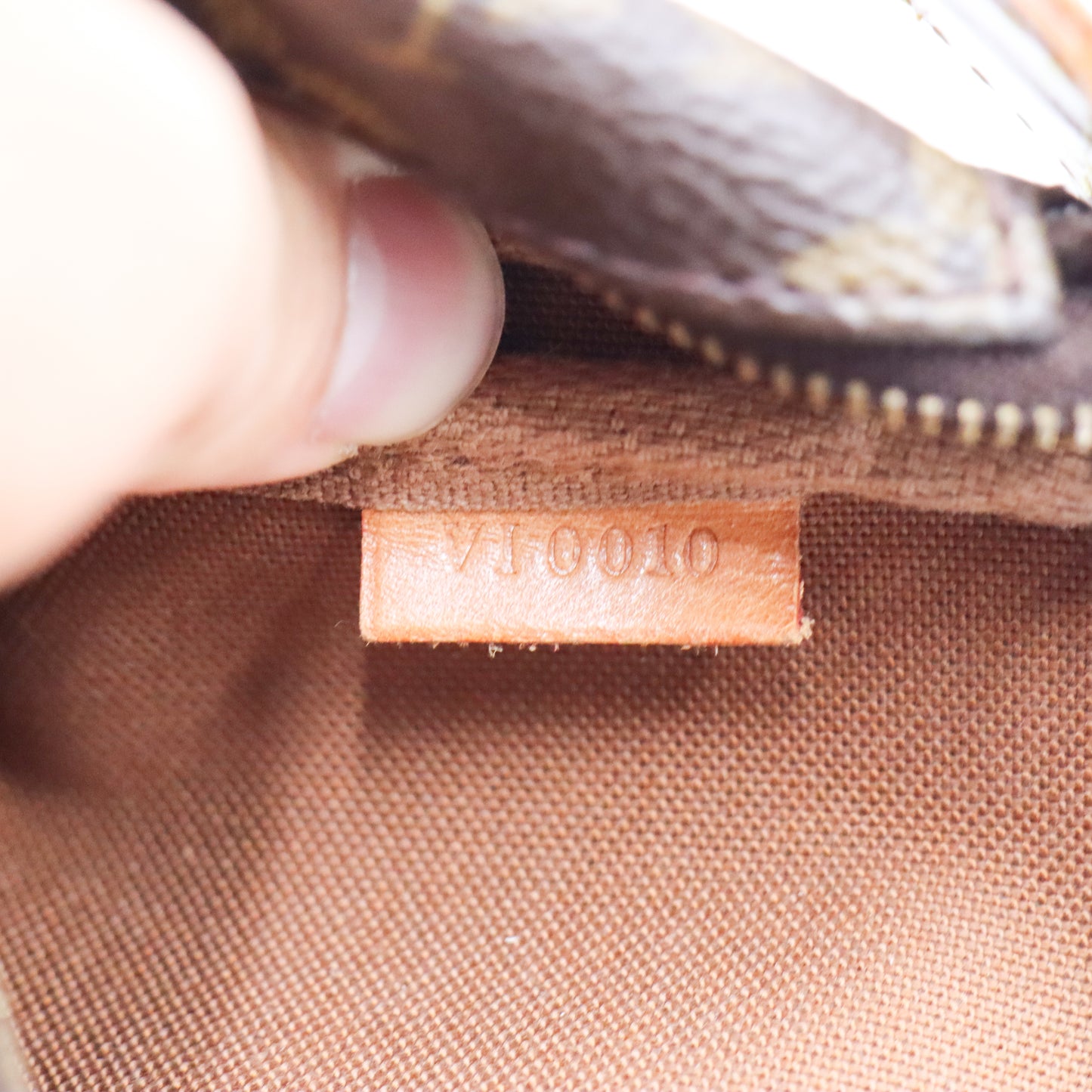 Louis Vuitton Pochette Monogram - 829