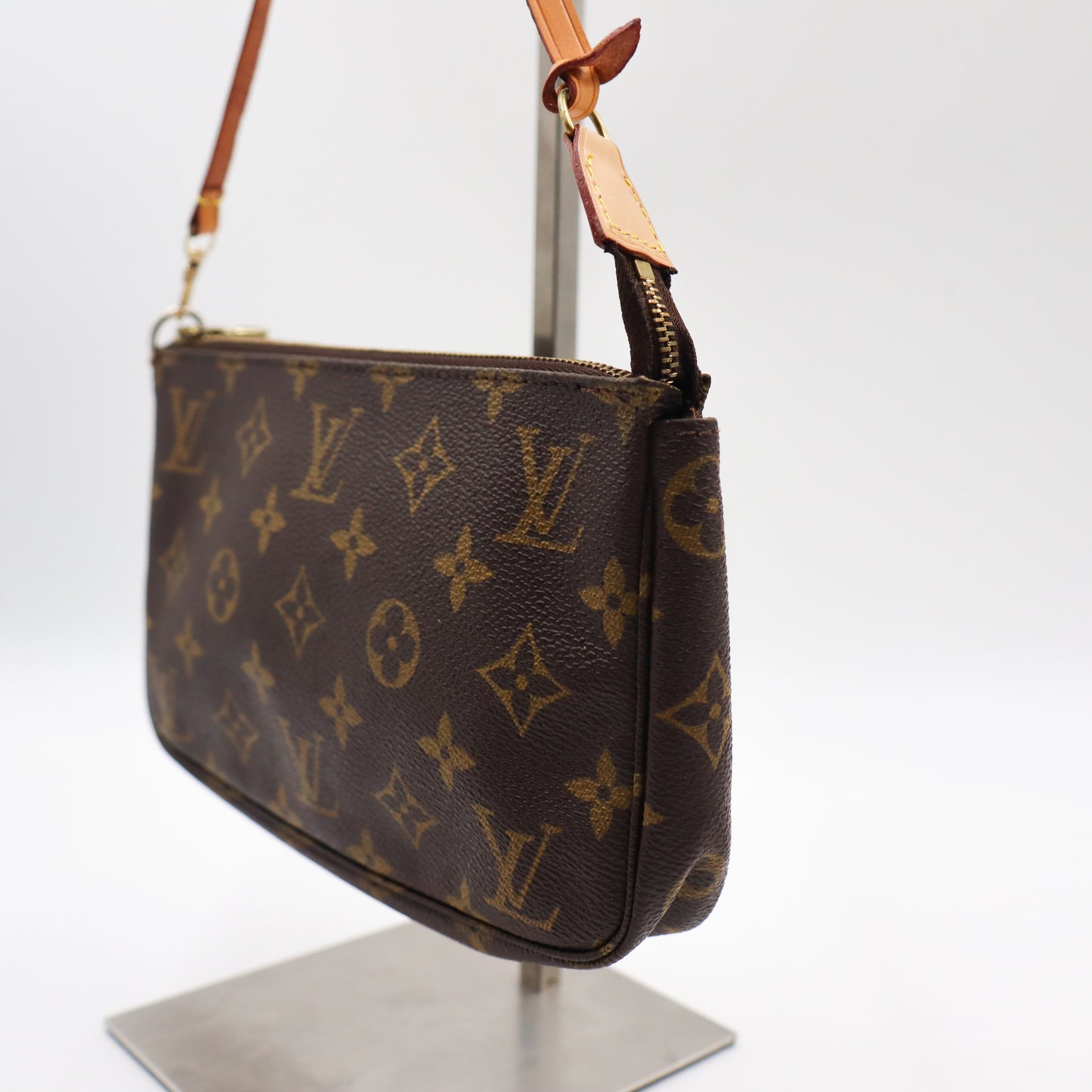 Louis Vuitton Pochette Monogram - 856