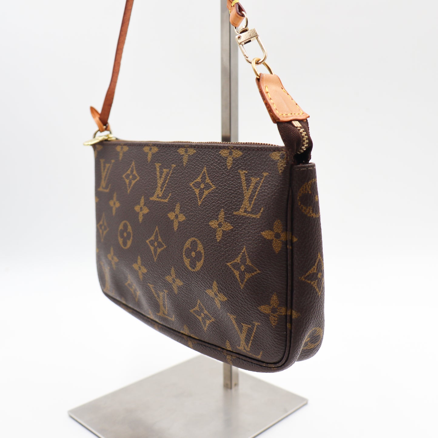 Louis Vuitton Pochette Monogram - 857