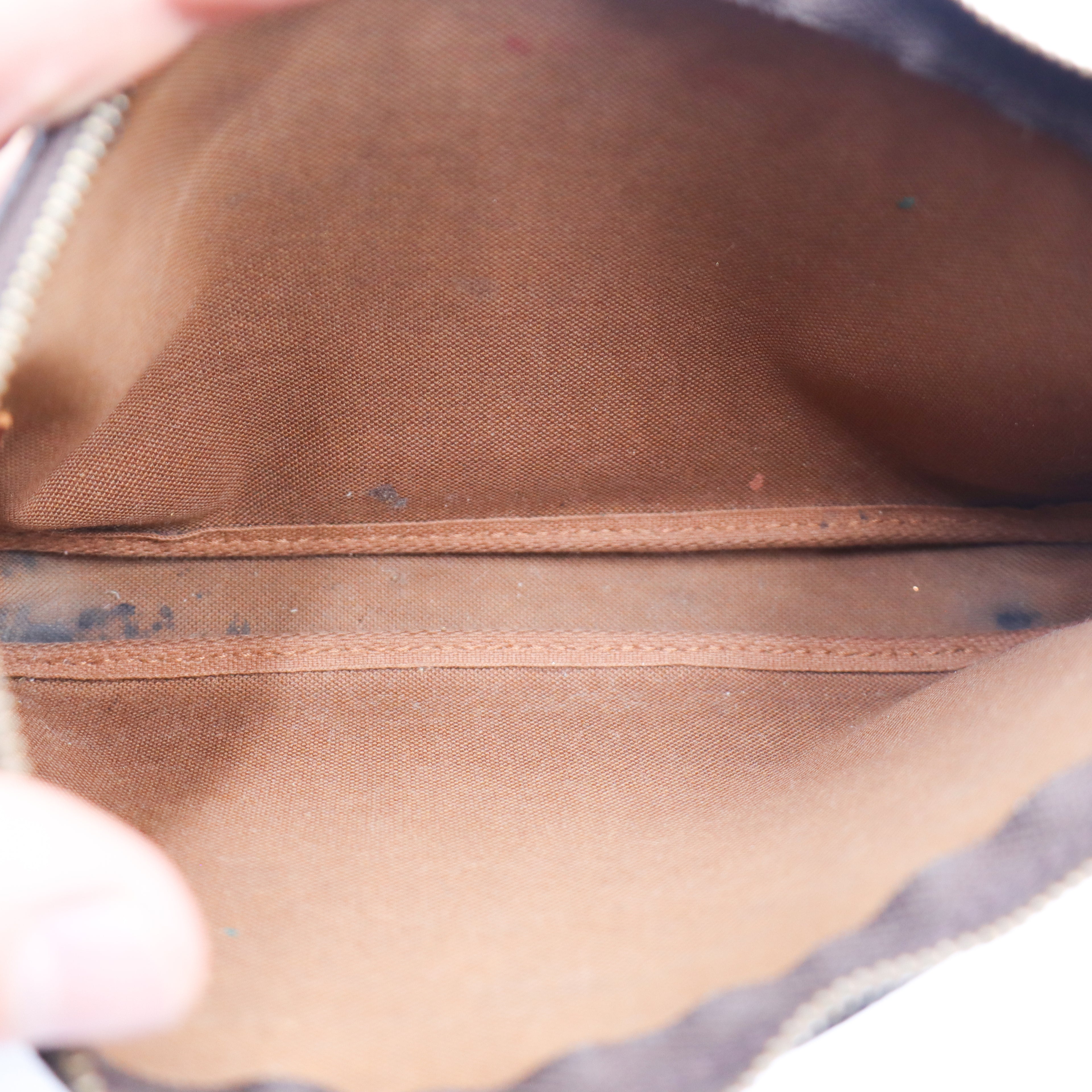 Louis Vuitton Pochette Monogram - 858