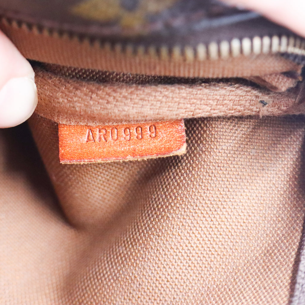 Louis Vuitton Pochette Monogram - 858