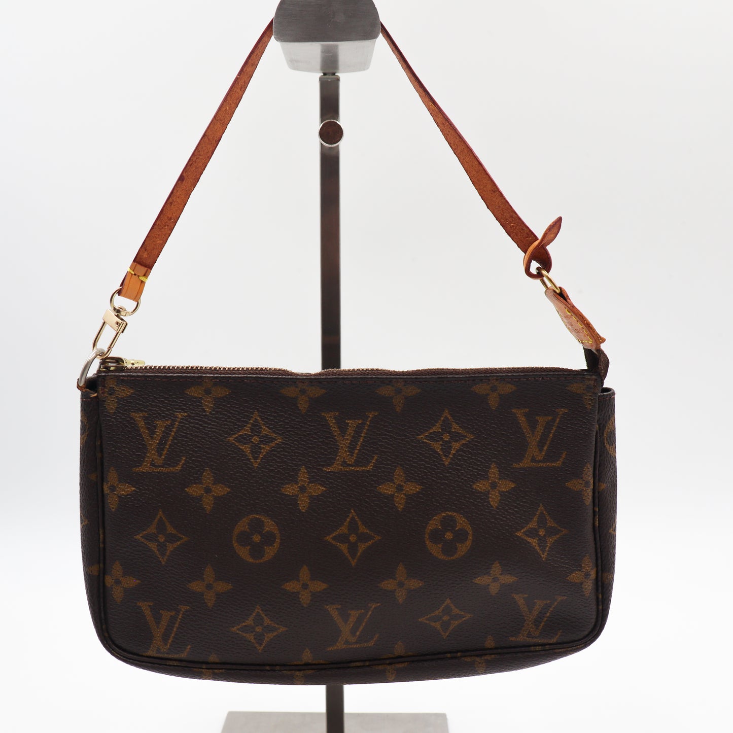 Louis Vuitton Pochette Monogram - 858