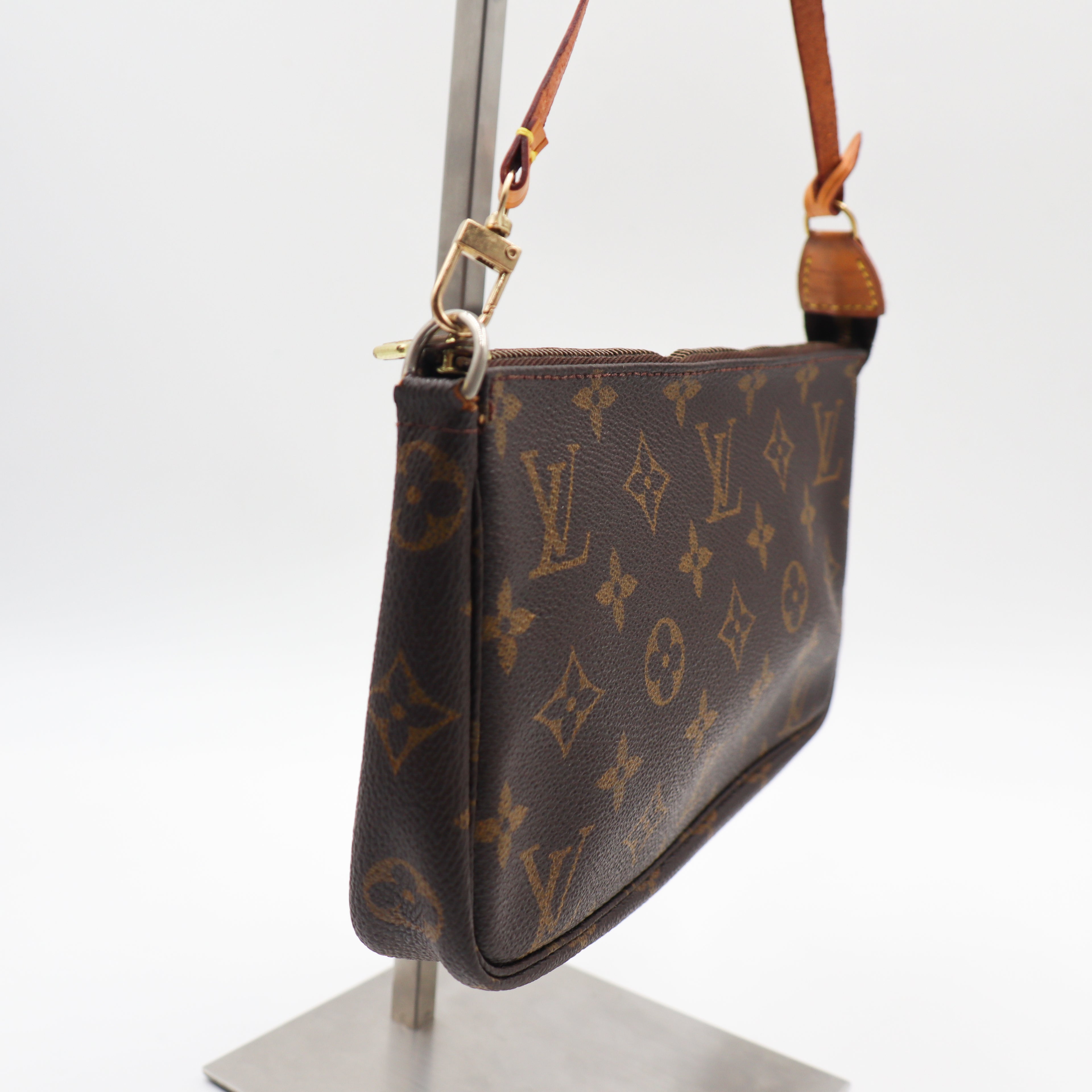 Louis Vuitton Pochette Monogram - 858