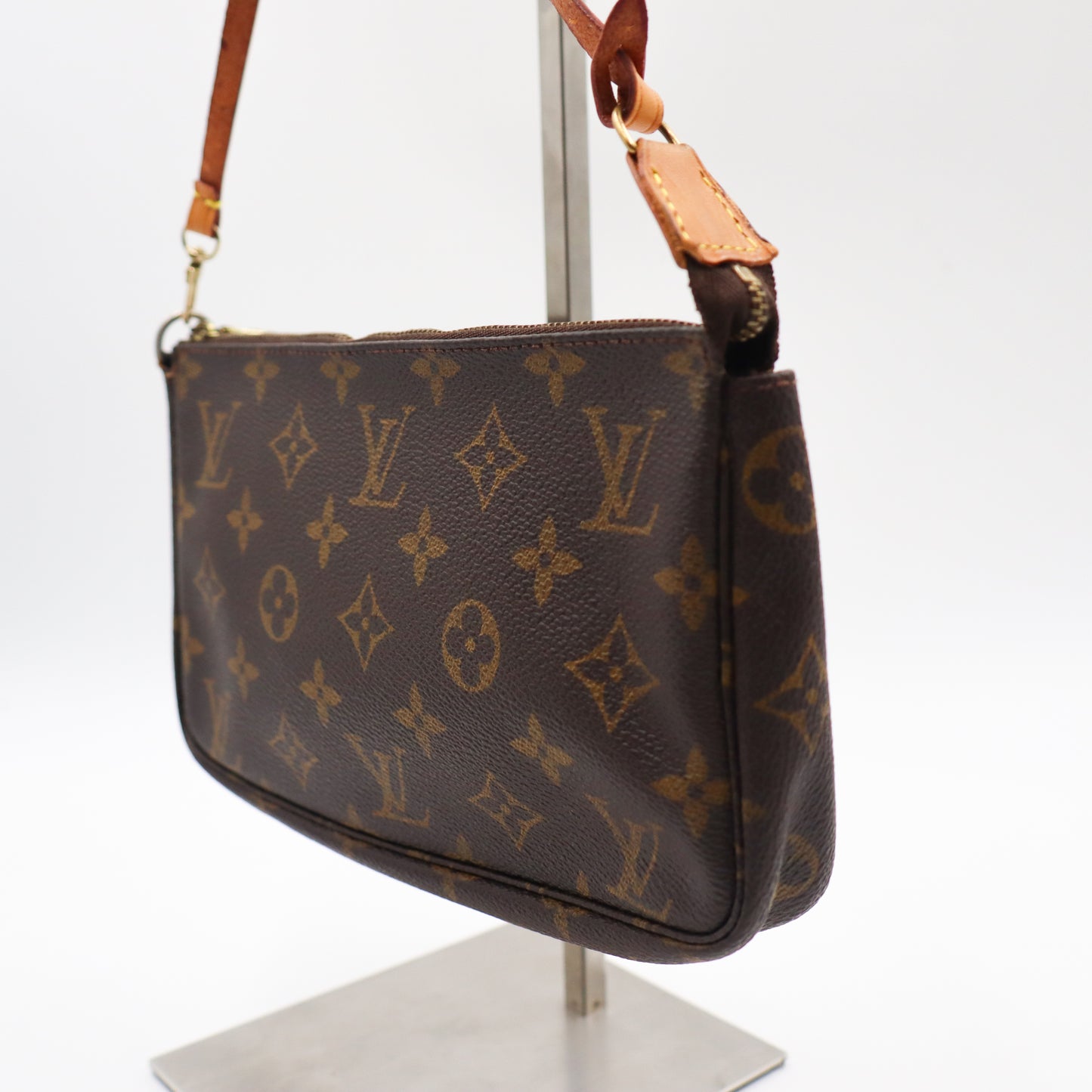 Louis Vuitton Pochette Monogram - 858