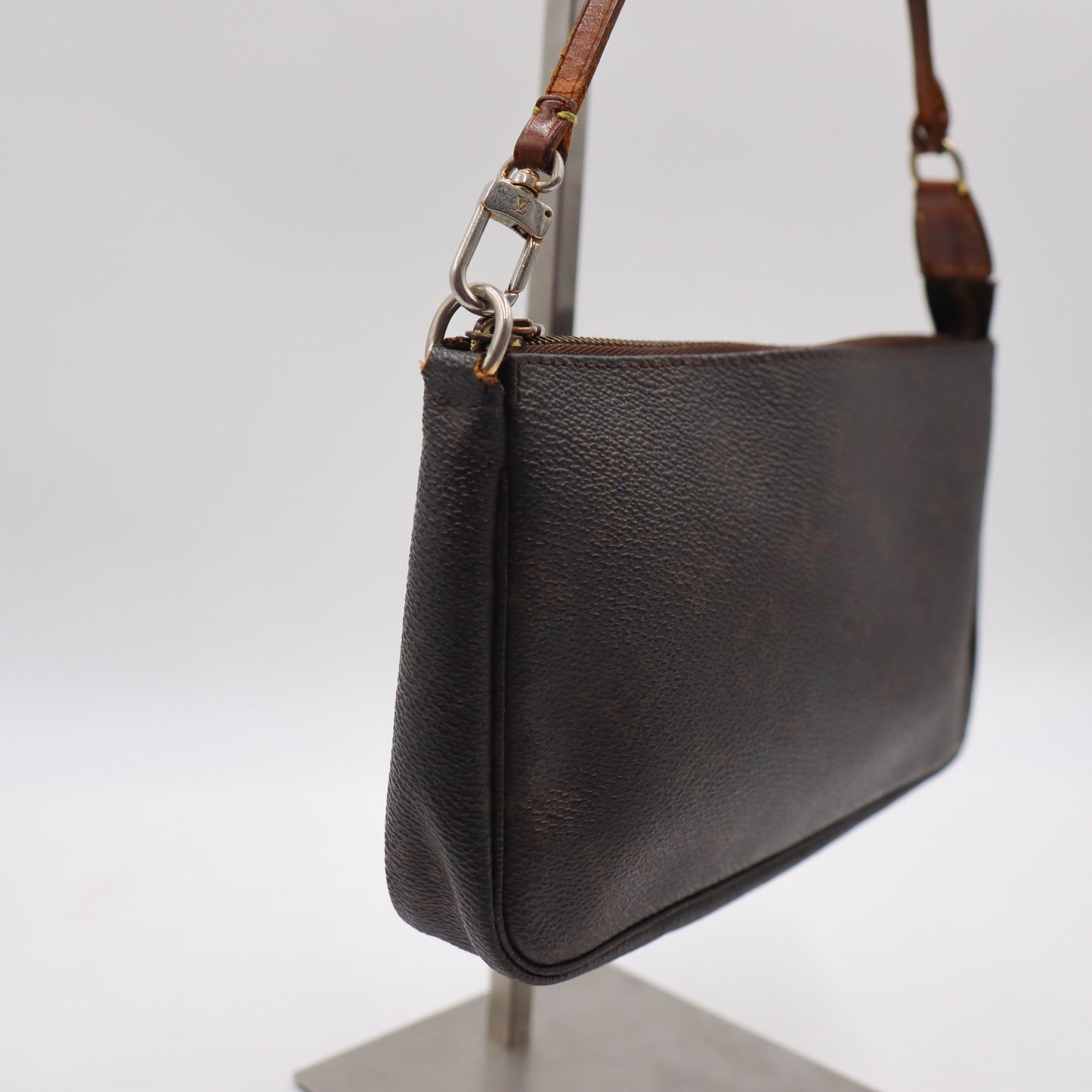 Louis Vuitton Pochette Monogram - 970