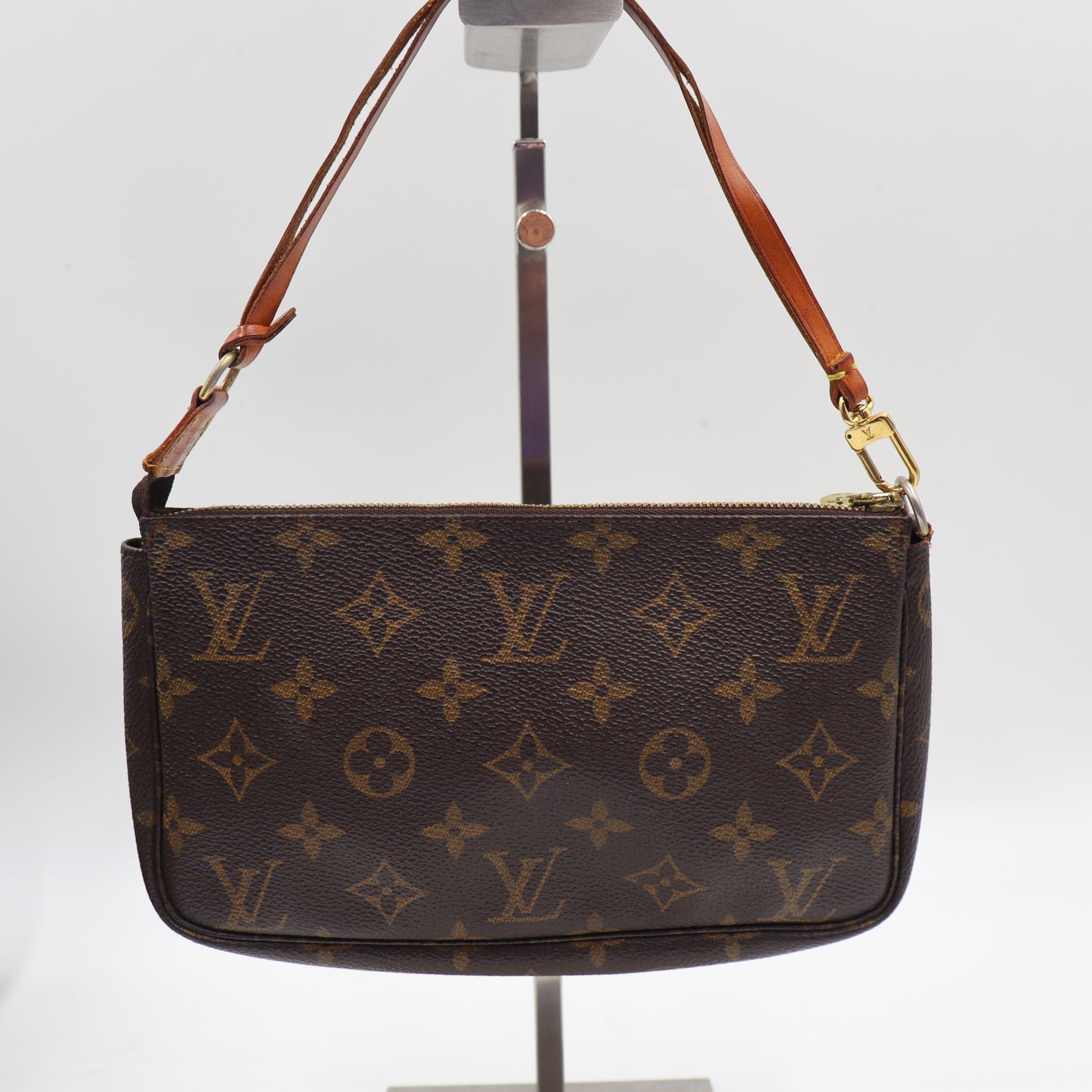 Louis Vuitton Pochette Monogram - 853