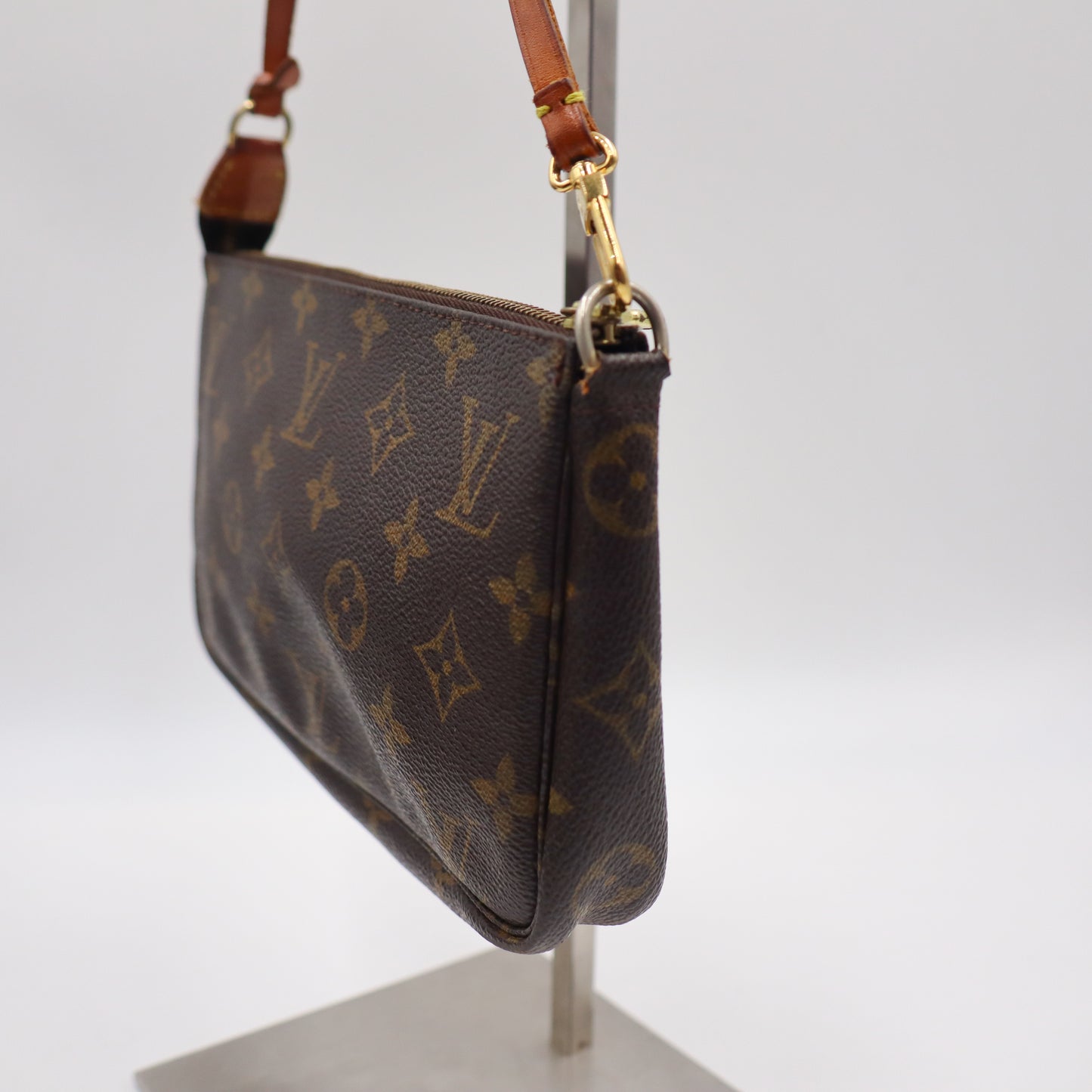 Louis Vuitton Pochette Monogram - 853
