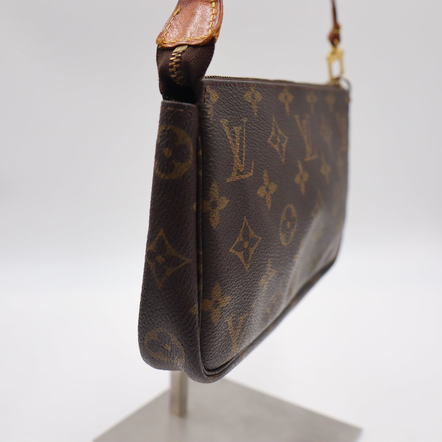 Louis Vuitton Pochette Monogram - 853