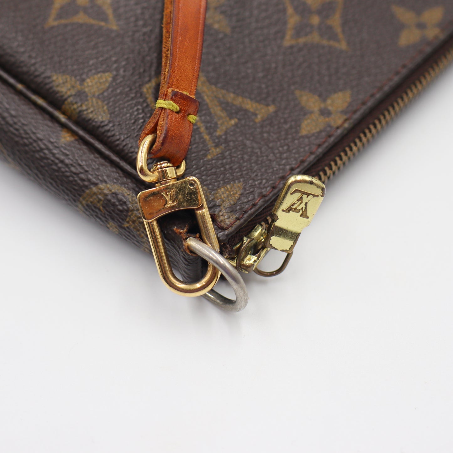 Louis Vuitton Pochette Monogram - 853