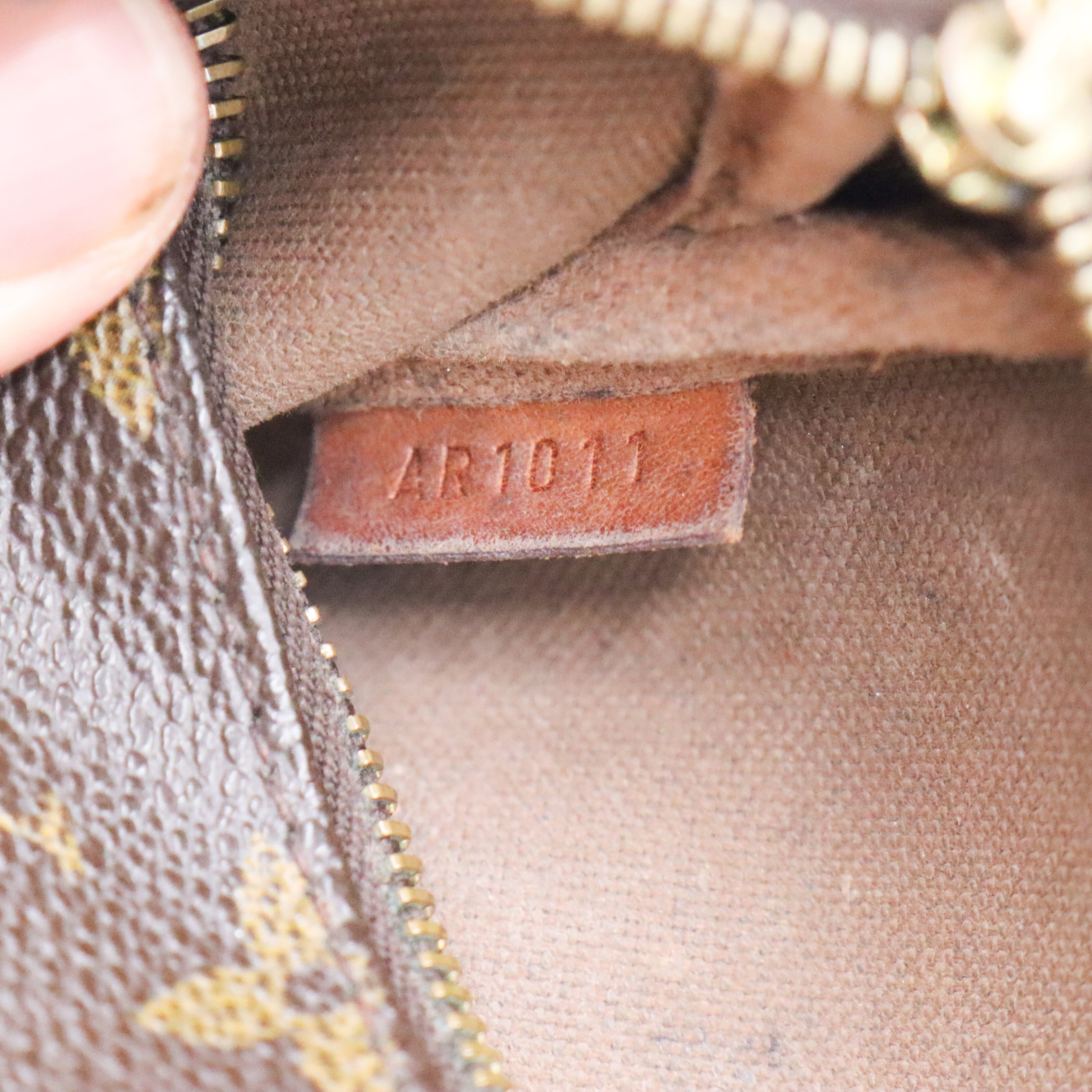 Louis Vuitton Pochette Monogram - 948