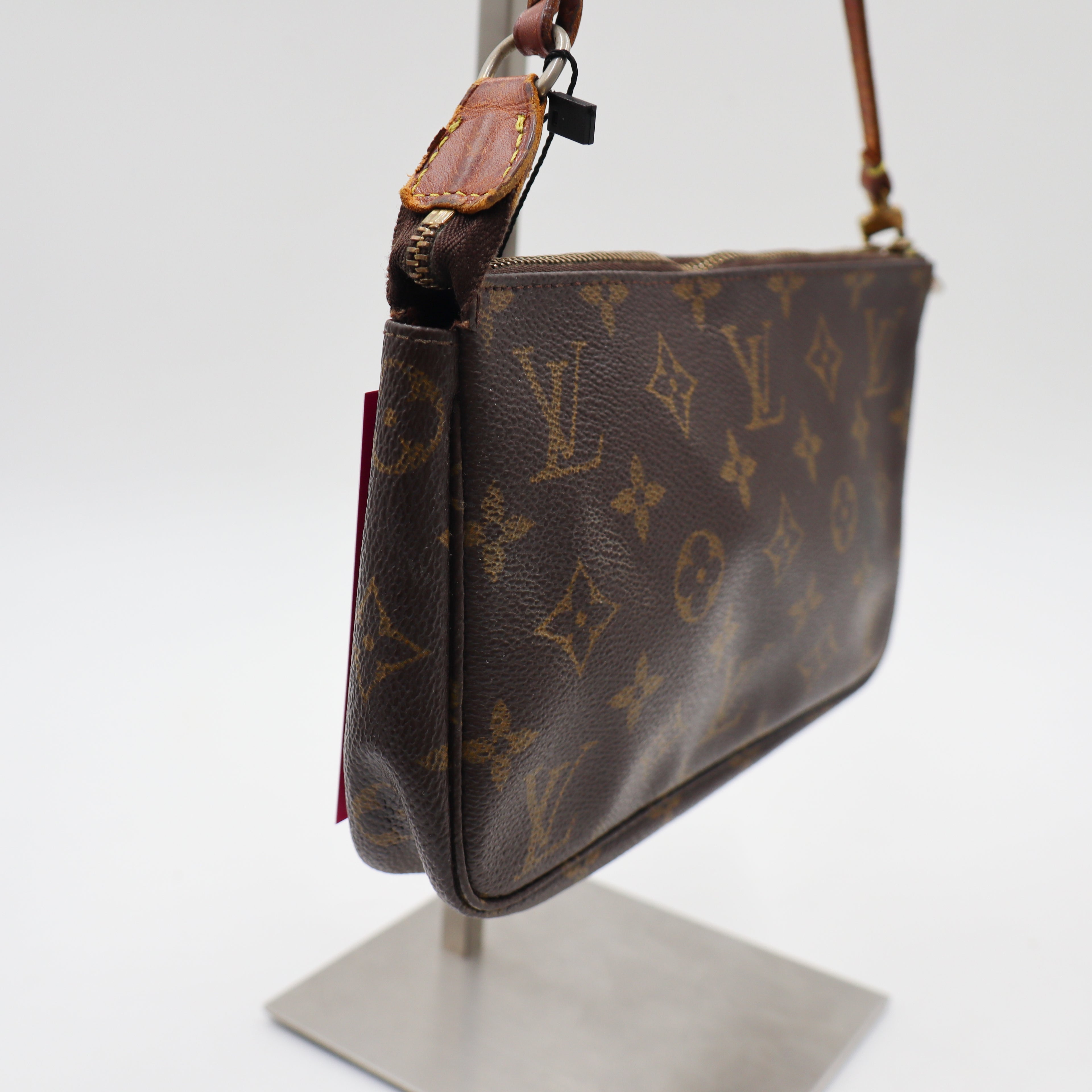 Louis Vuitton Pochette Monogram - 948