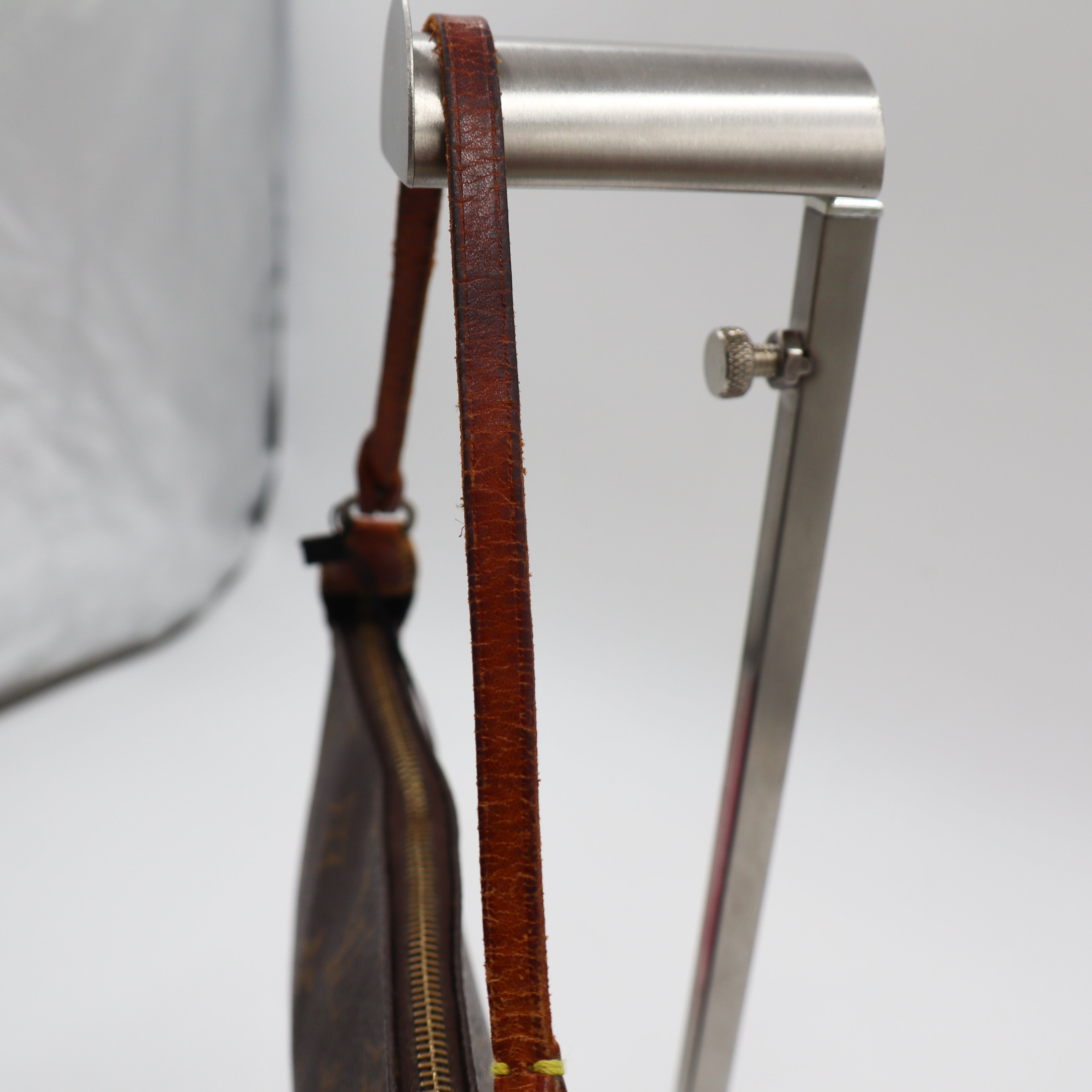 Louis Vuitton Pochette Monogram - 948