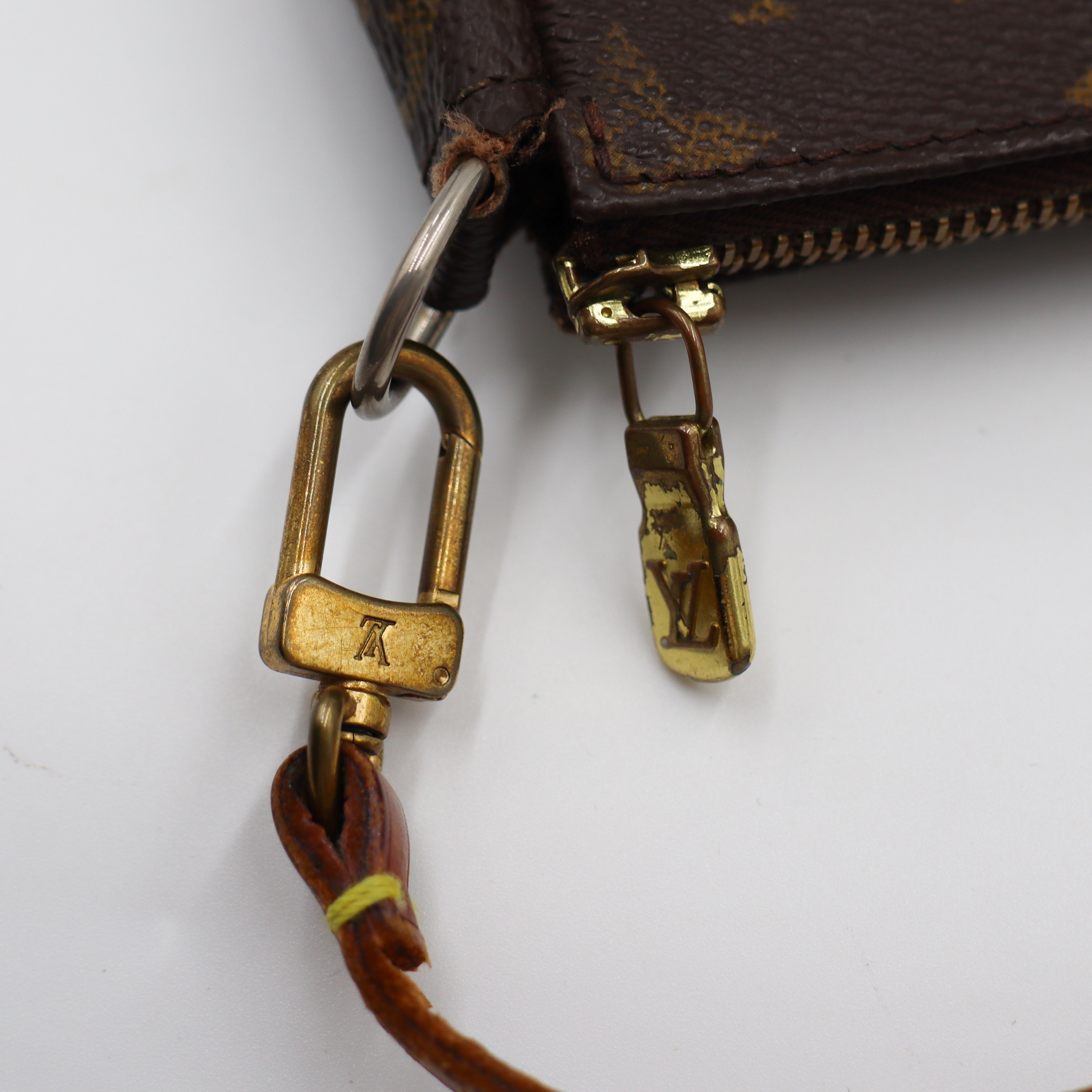 Louis Vuitton Pochette Monogram - 948